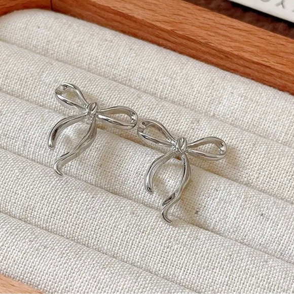 Elegant Silver Bow Earrings - Picture 5 of 12